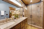 Mountain Echoes - Entry Level King private Bathroom